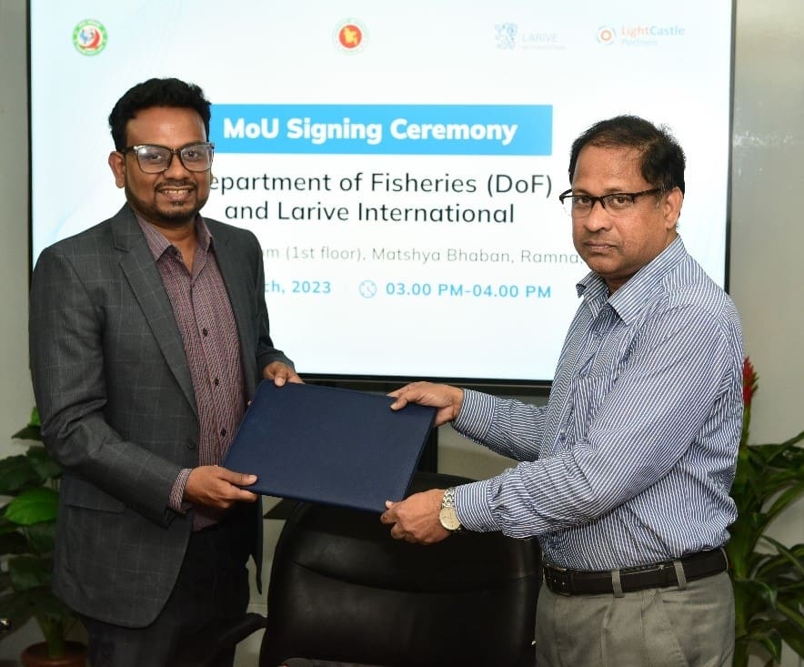 Md. Shahed Ali, Deputy Director (Finance & Planning), DoF, handing over a signed copy of the MoU to Zahedul Amin, Director, LightCastle Partners